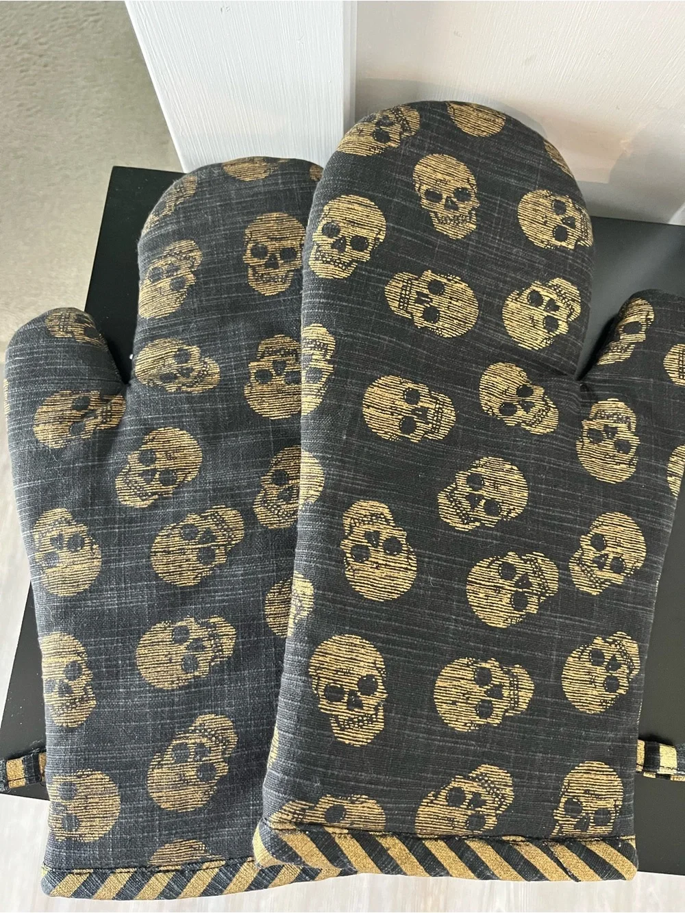 Black and Gold Skull Print Oven Mitts - Stylish Kitchen Gloves
